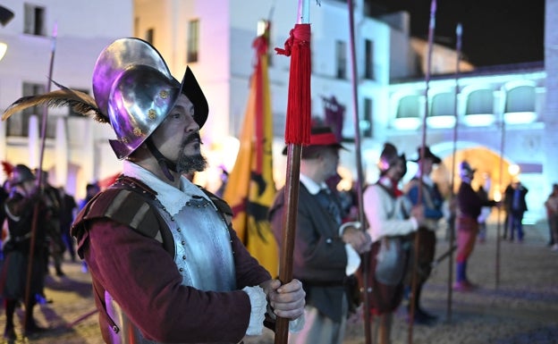 Los recreadores recorrieron este sábado el Casco antiguo de Badajoz vestidos como los militares de los siglos XVI y XVII.