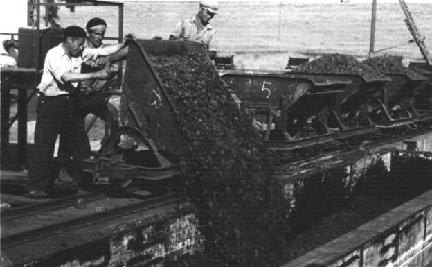 Mineros trabajando en Aldea Moret en 1959, entonces había casi 500 empleados. 