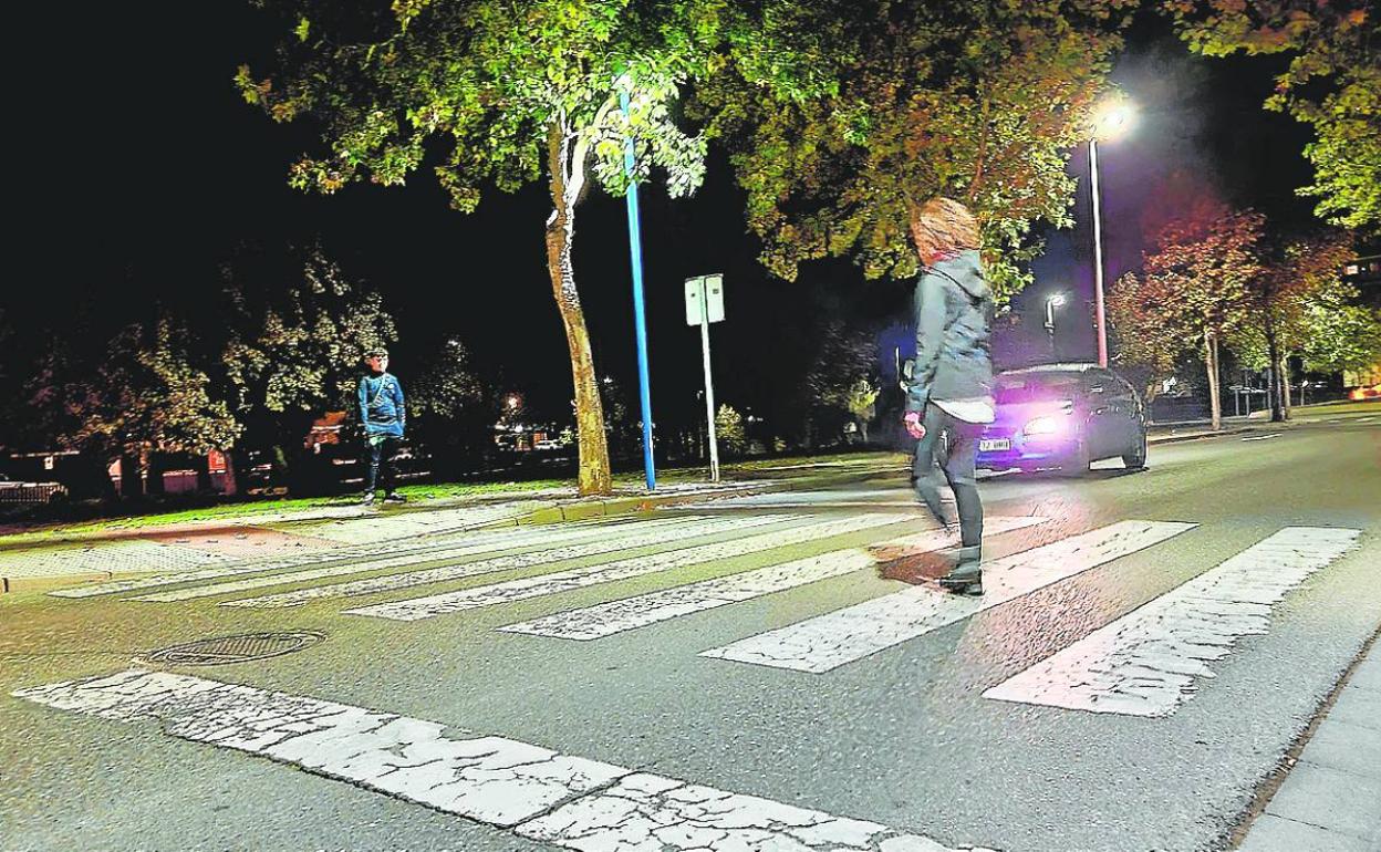 El paso de peatones del parque de la Siete Sillas tiene iluminación de refuerzo. 