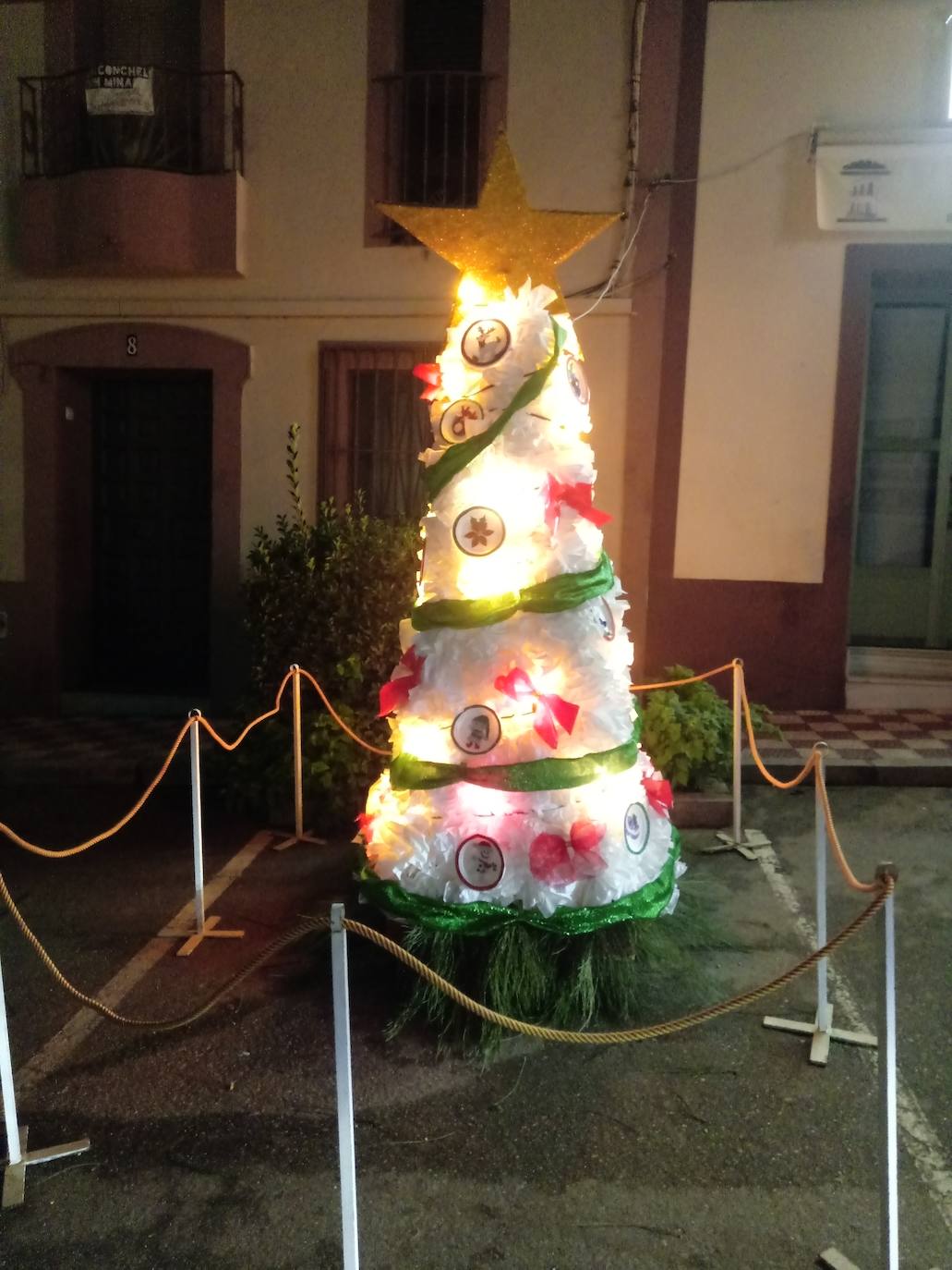 Imagen secundaria 2 - aArriba, estado en que apareció en la mañana del domingo el Belén. Abajo, la carpa ya sin el Belén retirado por las mujeres de 'Amanecer'; a derecha, árbol de Navidad que han elaborado este año. 