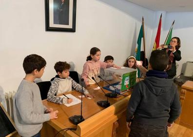 Imagen secundaria 1 - Los escolares de 5º de Primaria del CEIP San José visitan el Salón de Plenos del Ayuntamiento