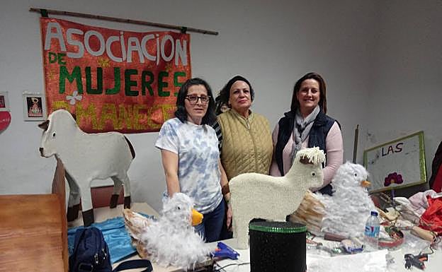 Uve Rodríguez, Encarna Cumplido y Manoli Soriano, el pasado mes de noviembre junto a algunas piezas nuevas que elaboraron para el Belén. 