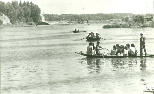 Bañistas y canoas en los años 70 junto al Pico. 