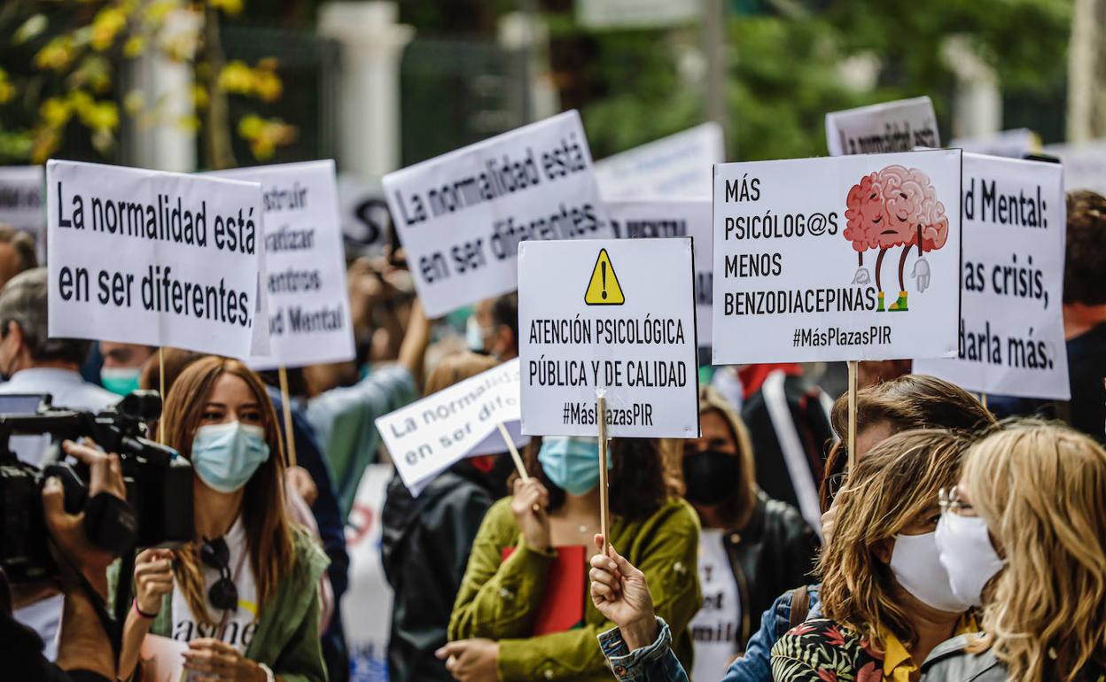 Manifestantes reclaman en Madrid visibilizar la salud mental.