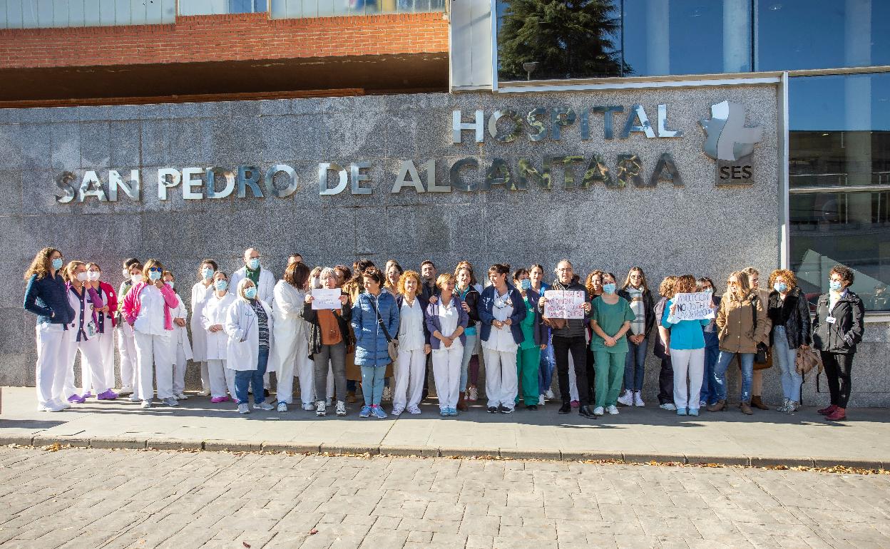 Protestas de personal sanitario por la falta de sustituciones, el pasado viernes en Cáceres. 