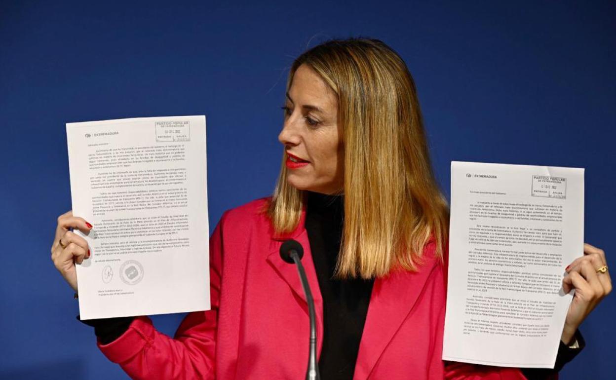 María Guardiola muestra la carta que le ha enviado a Pedro Sánchez. 