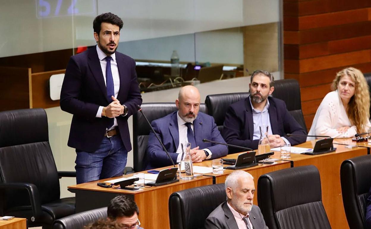 El diputado David Salazar, coordinador de Cs en Extremadura, se dirige a la Asamblea junto a otros compañeros de partido. 