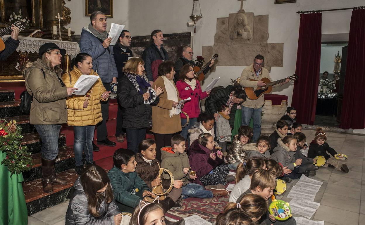 El grupo Voces Corales de Badajoz anima las iglesias con los belenes en una edición anterior de esta ruta. 