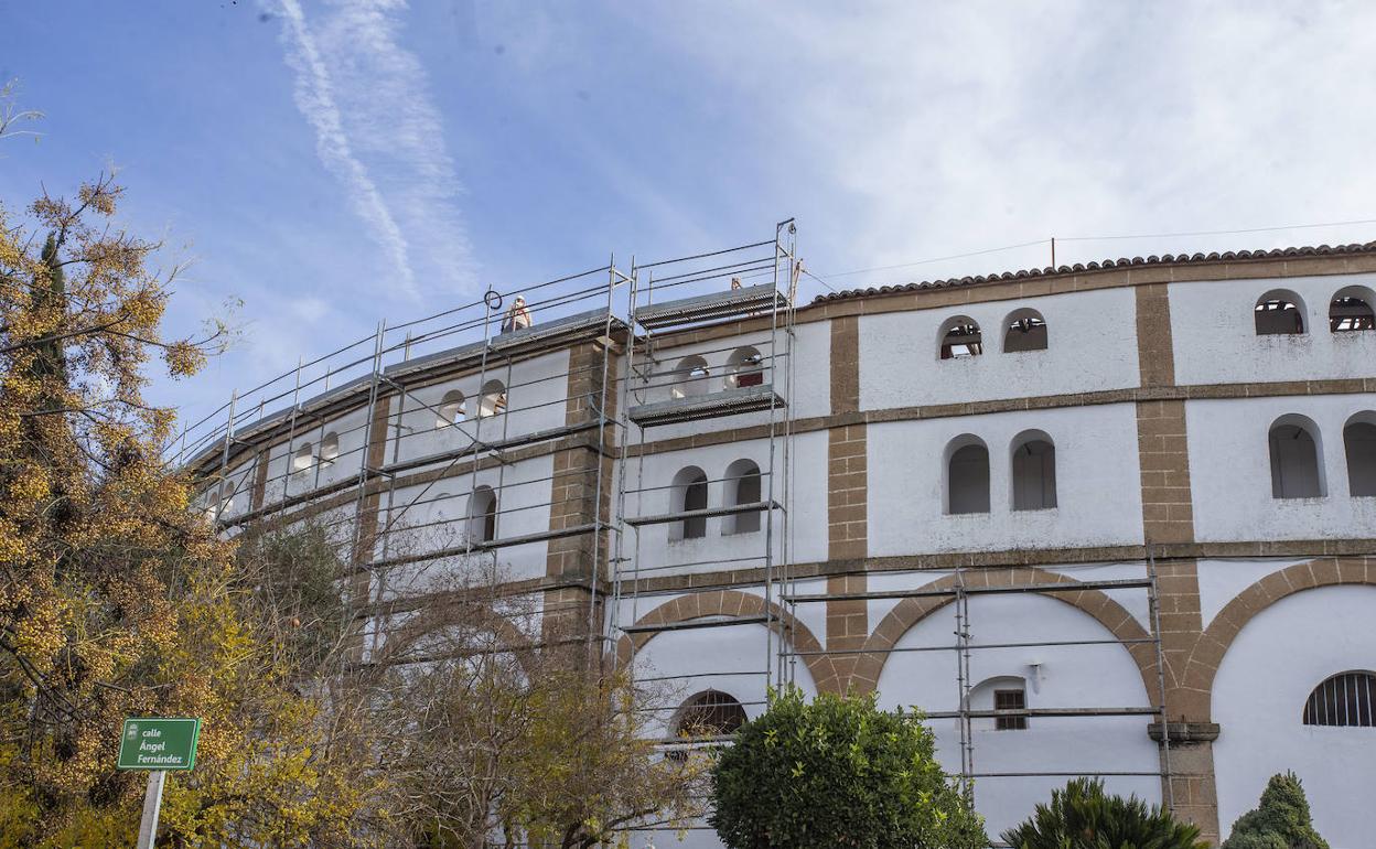 Trabajos esta semana en la cubierta de la plaza de toros de Cáceres. 