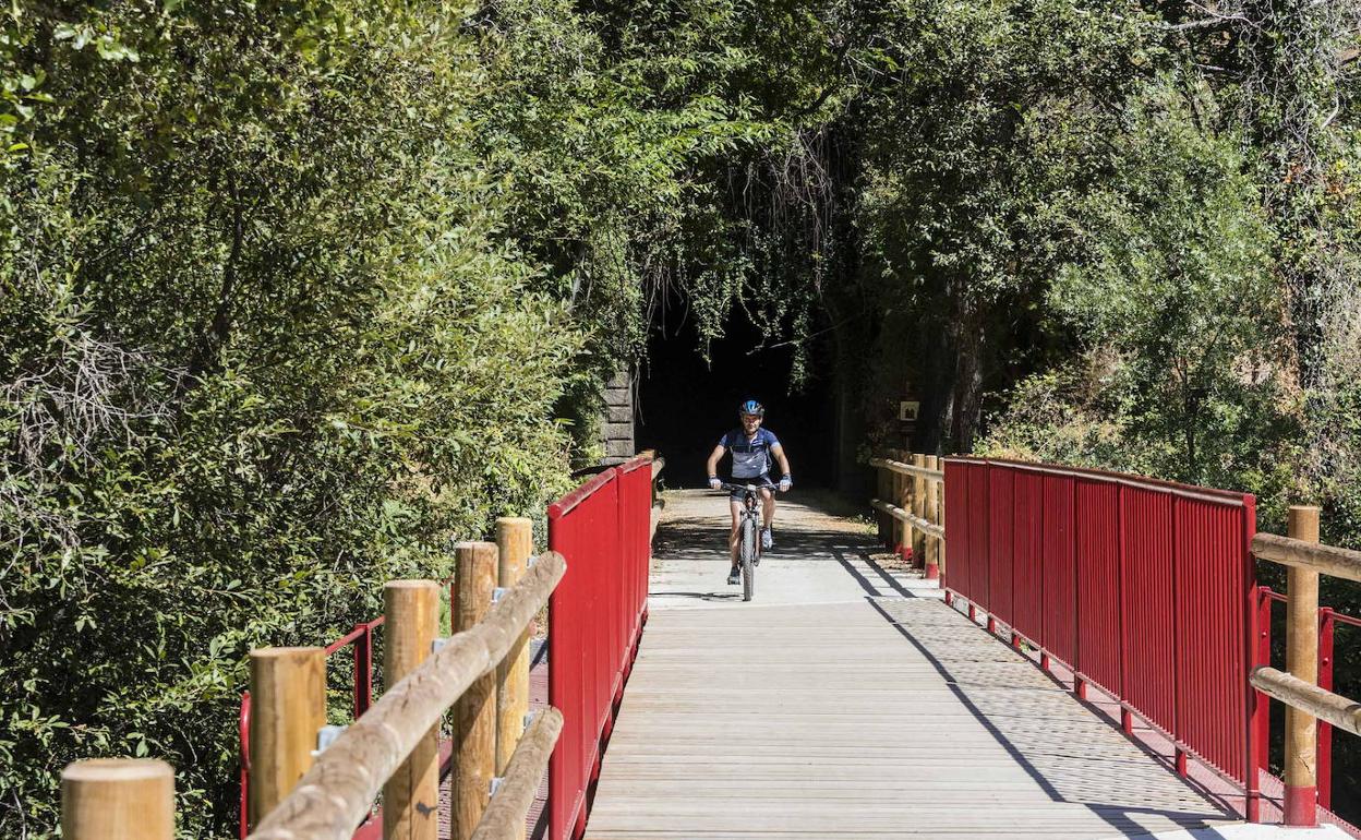 Vía verde entre Plasencia y Salamanca que fue habilitada sobre la antigua plataforma ferroviaria. 