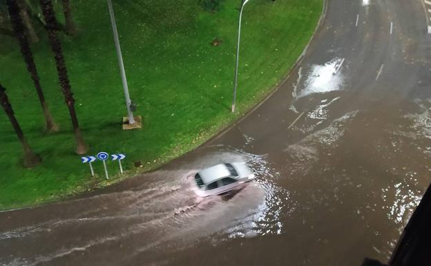 Un vehículo en la rotonda del Puente Real con Sinforiano Madroñero. 