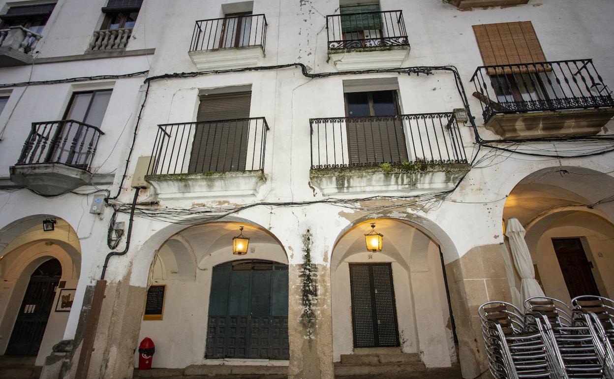 Edificios números 14 y 15 de la Plaza Mayor que serán transformados en apartamentos turísticos. 