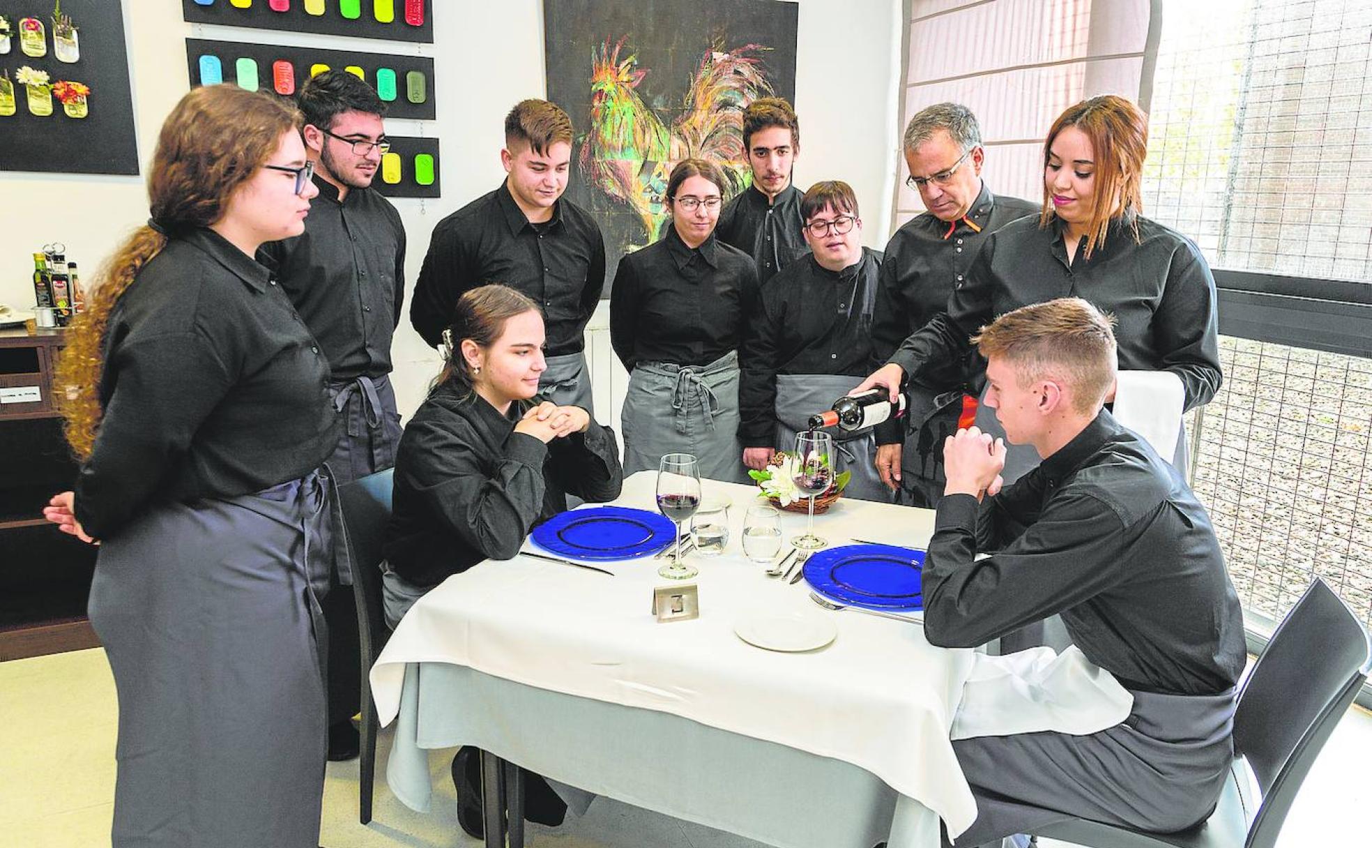 En el restaurante del instituto, Santiago Campos explica cómo y por dónde y hasta dónde se debe servir el vino. 