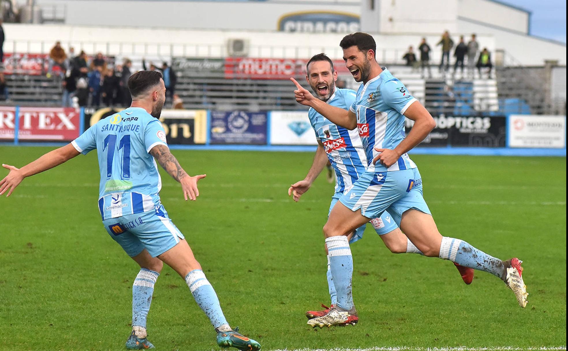 Los jugadores del Coria celebran el gol de Asiel.