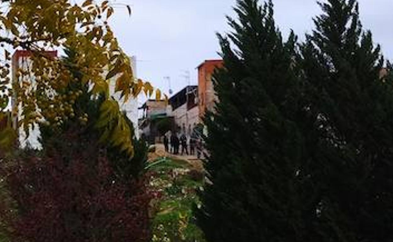 Los agentes a en la calle la Golondrina del Cerro de Reyes.