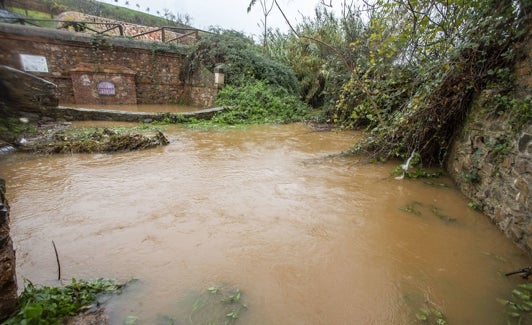 Lámina de agua que rebasaba la histórica Fuente Fría, el viernes. 