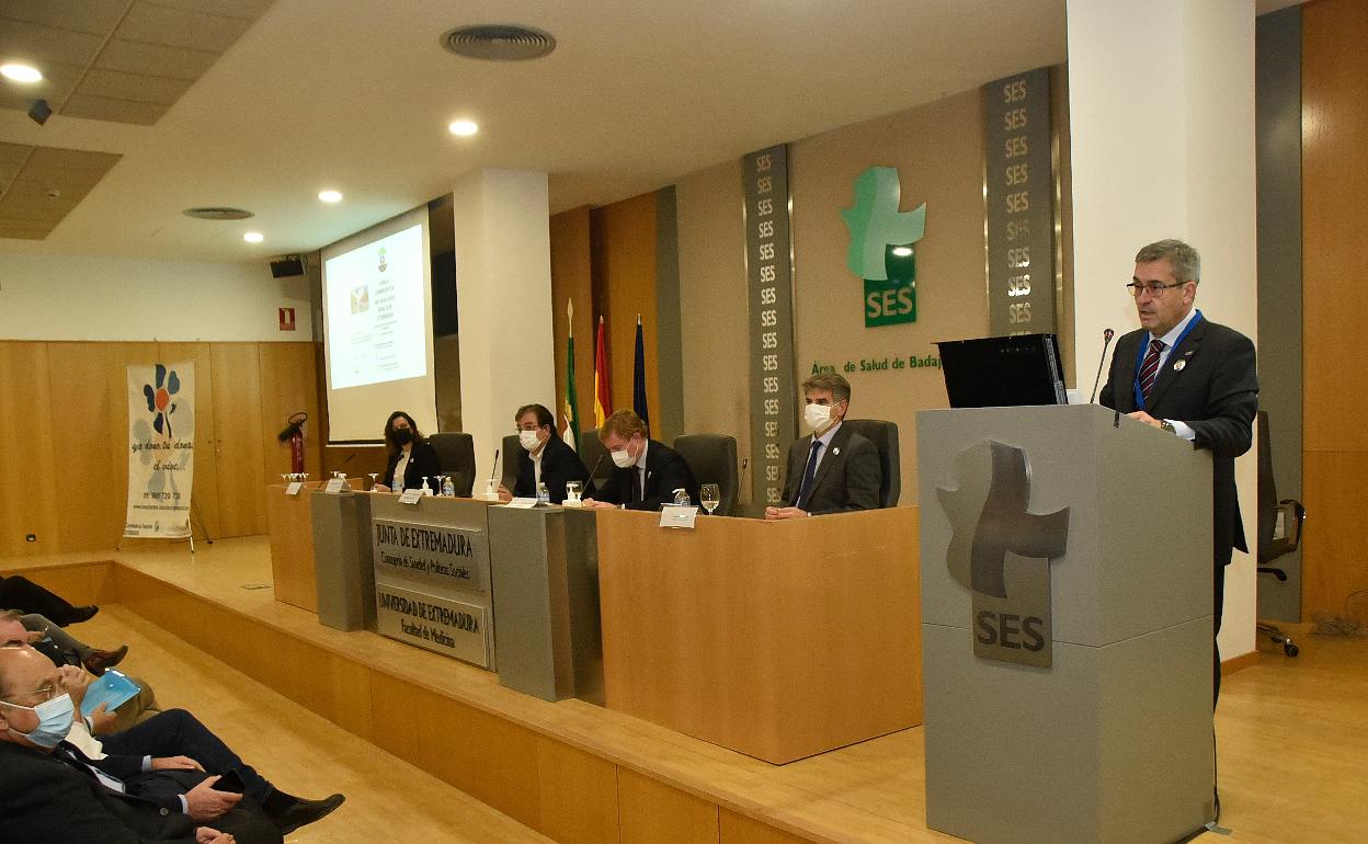 A la derecha, el doctor Luis López ayer durante el acto. En pequeño, la noticia sobre la primera trasplantada. 