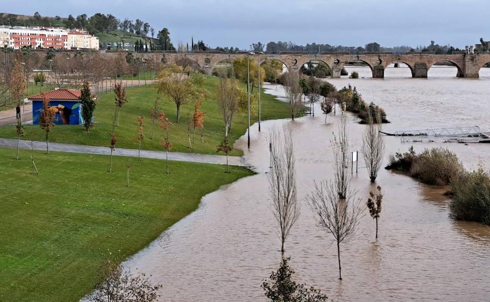 Este lunes no es posible bajar al embarcadero de la margen derecha del Guadina en Badajoz. 