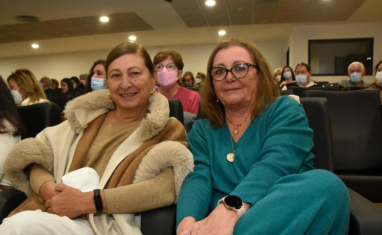 María Dolores Romero y María Isabel Domínguez este lunes en el acto celebrado en Badajoz.