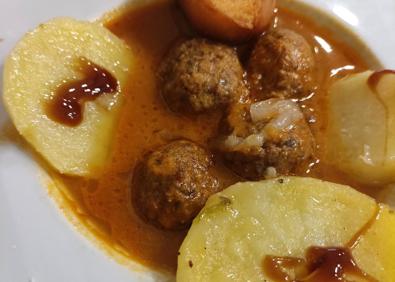 Imagen secundaria 1 - Revuelto de boletus, albóndigas de liebre y jabalí con tomate.