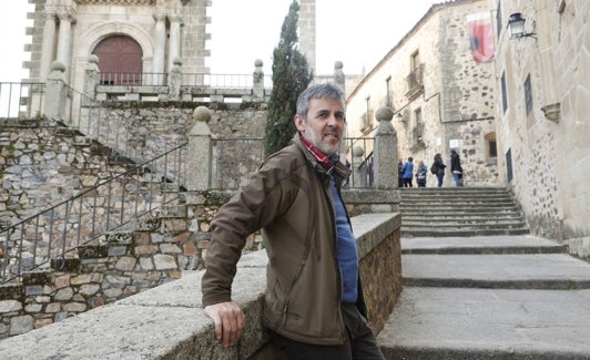 Juan Manuel Honrado, presidente de la asociación vecinal, en la Plaza de San Jorge. 