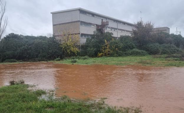 Agua del arroyo Matarromera desbordado, muy cerca del colegio de Las Josefinas. 