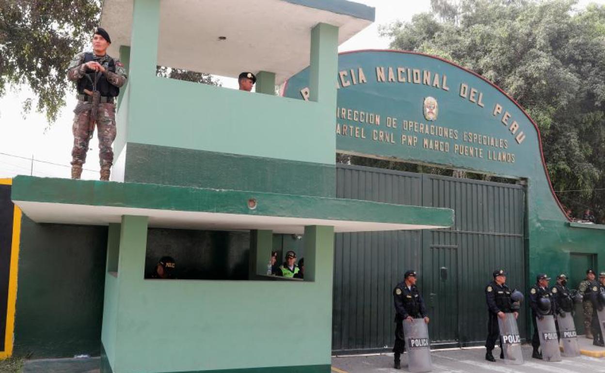 Fuerte vigilancia en el penal donde se encuentra detenido el expresidente Castillo en Lima. 