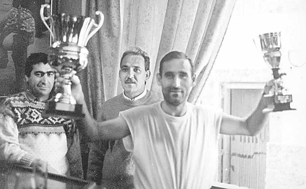 'Águilal negra', con sus amigos Bartolo y Antonio en el año 1996. «Mis apoderados», les llamaba él. Le asistían los días que se subía a los olivos con su cesta al hombro para intentar batir récords.