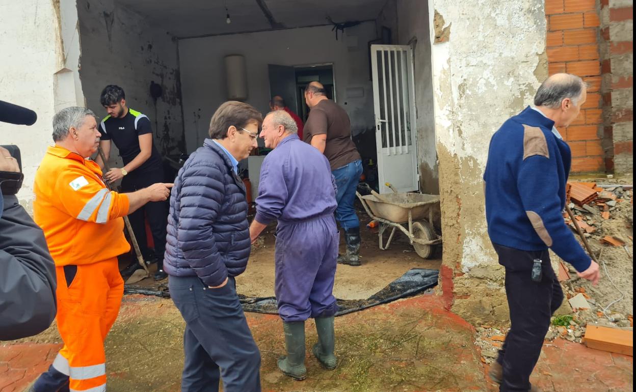 Vara visita las casas afectadas por la borrasca Efraín en La Roca de la Sierra. 