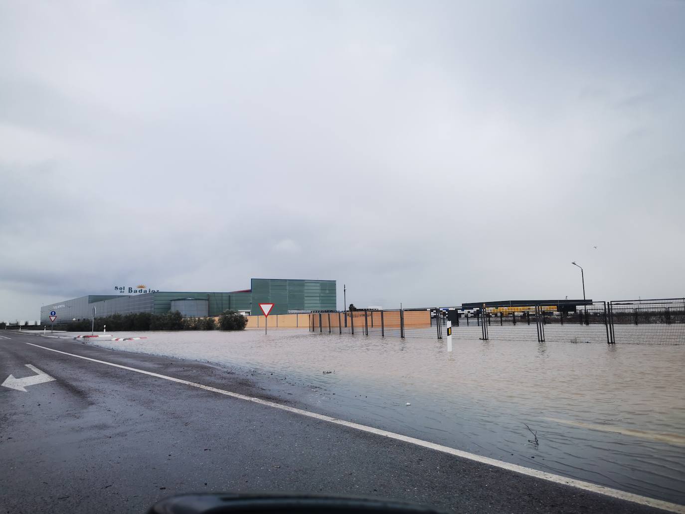 Inundación de la N-430 en Valdivia. 