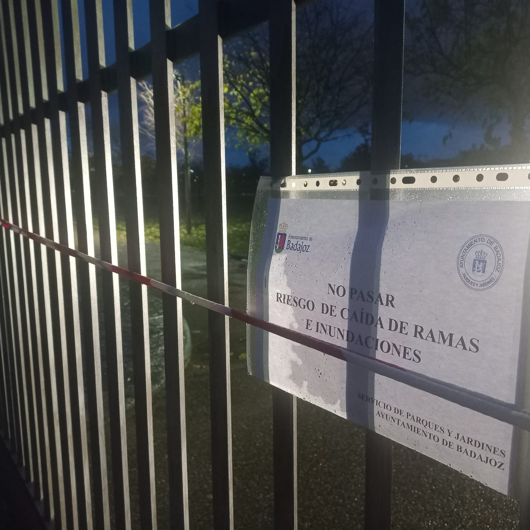 Acceso cerrado al parque del Río, en Badajoz, a primera hora de este miércoles. 