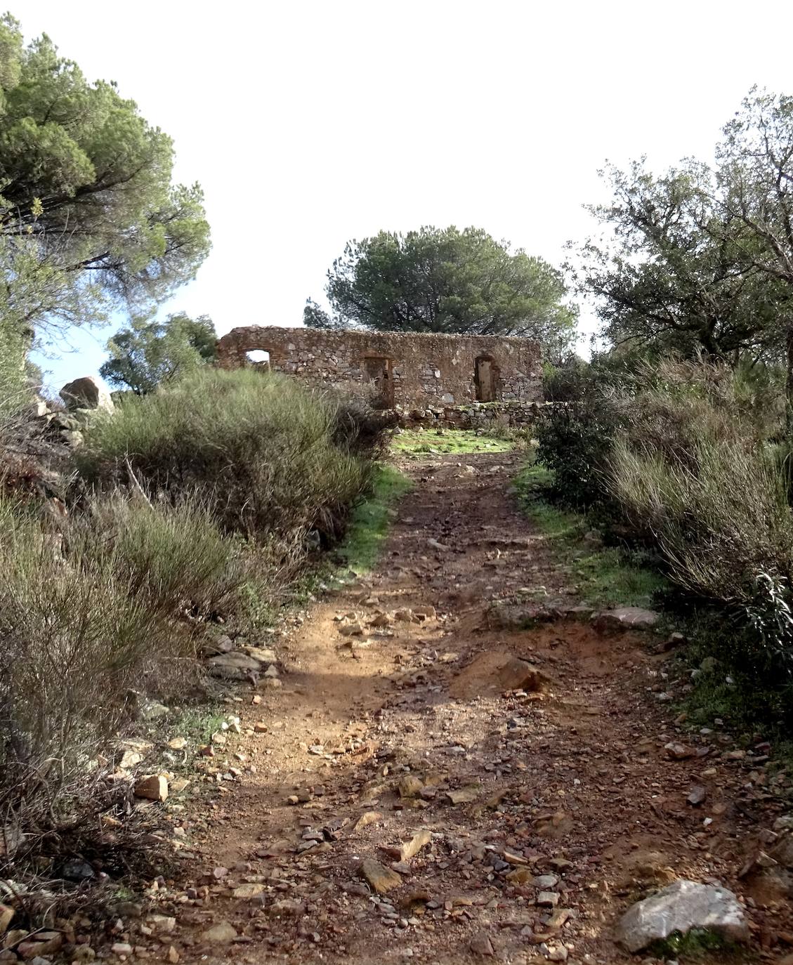 'La Casa del Miedo' está subiendo una larga cuesta en zigzag desde los edificios en ruinas de las Minas de Valdeflores, se tarda unos 20 minutos desde esas ruinas.