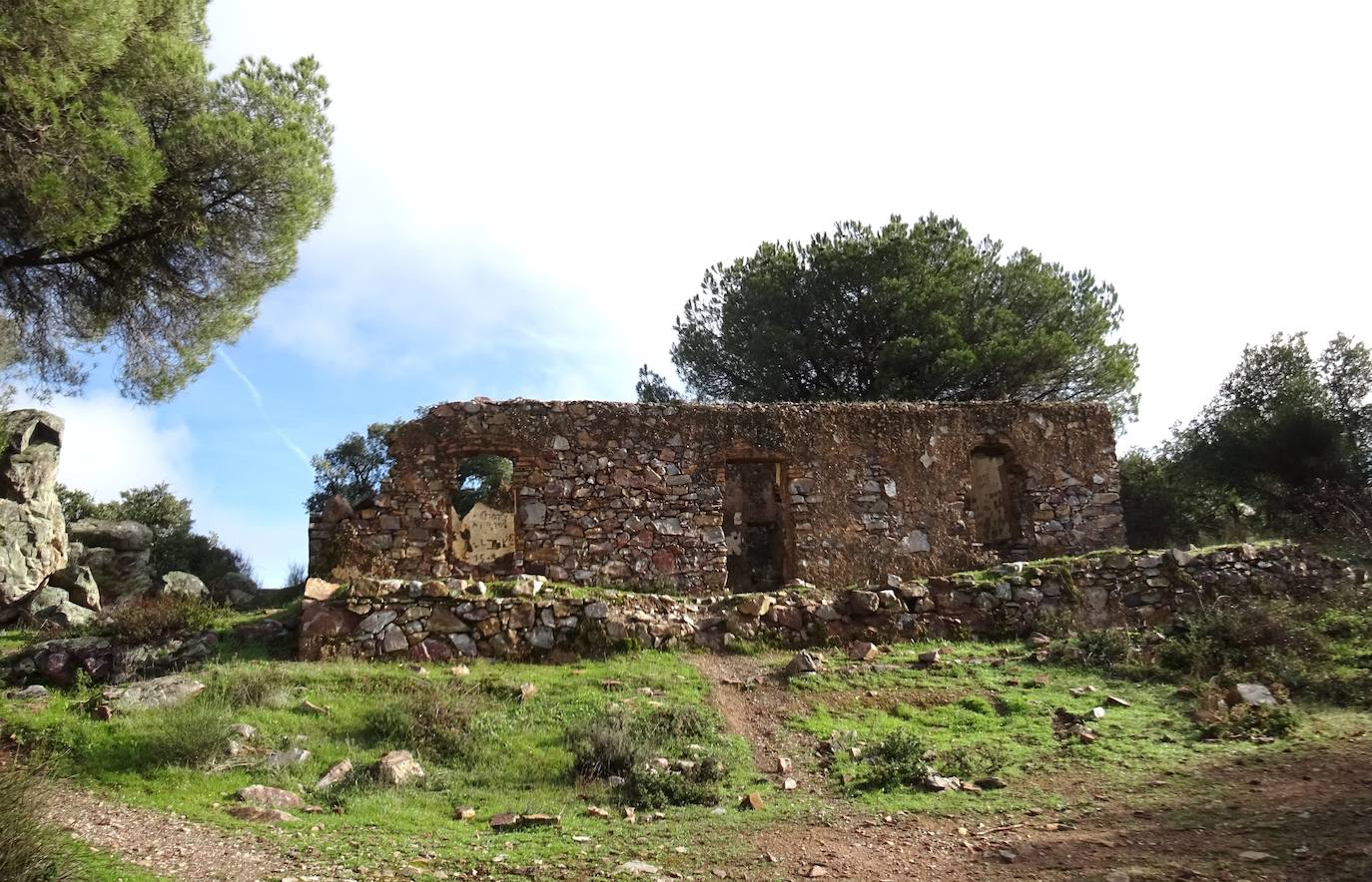 Es una casa pequeña, con tres habitaciones. Junto a la entrada hay un depósito de agua construido con piedras, igual al ancho de la vivienda.