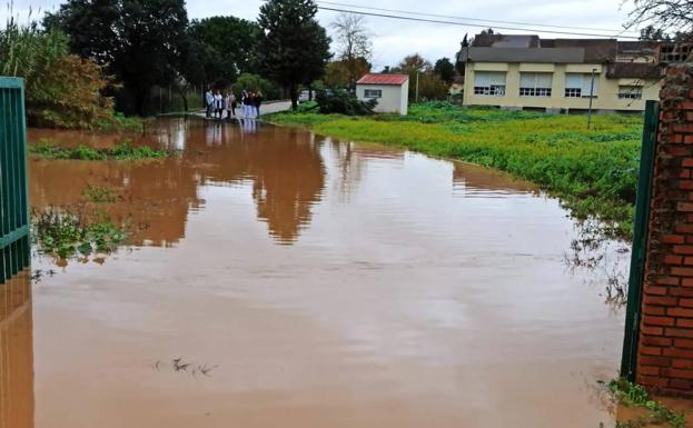 Charco de agua que impidió la salida del centro el martes.