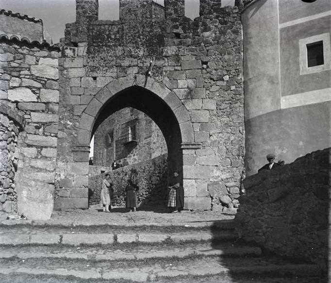 Puerta de San Andrés en Trujillo en 1928.