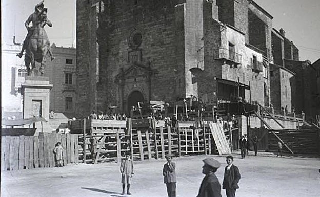 Imagen de la Plaza Mayor de Trujillo vallada en 1928 para un festejo taurino. 