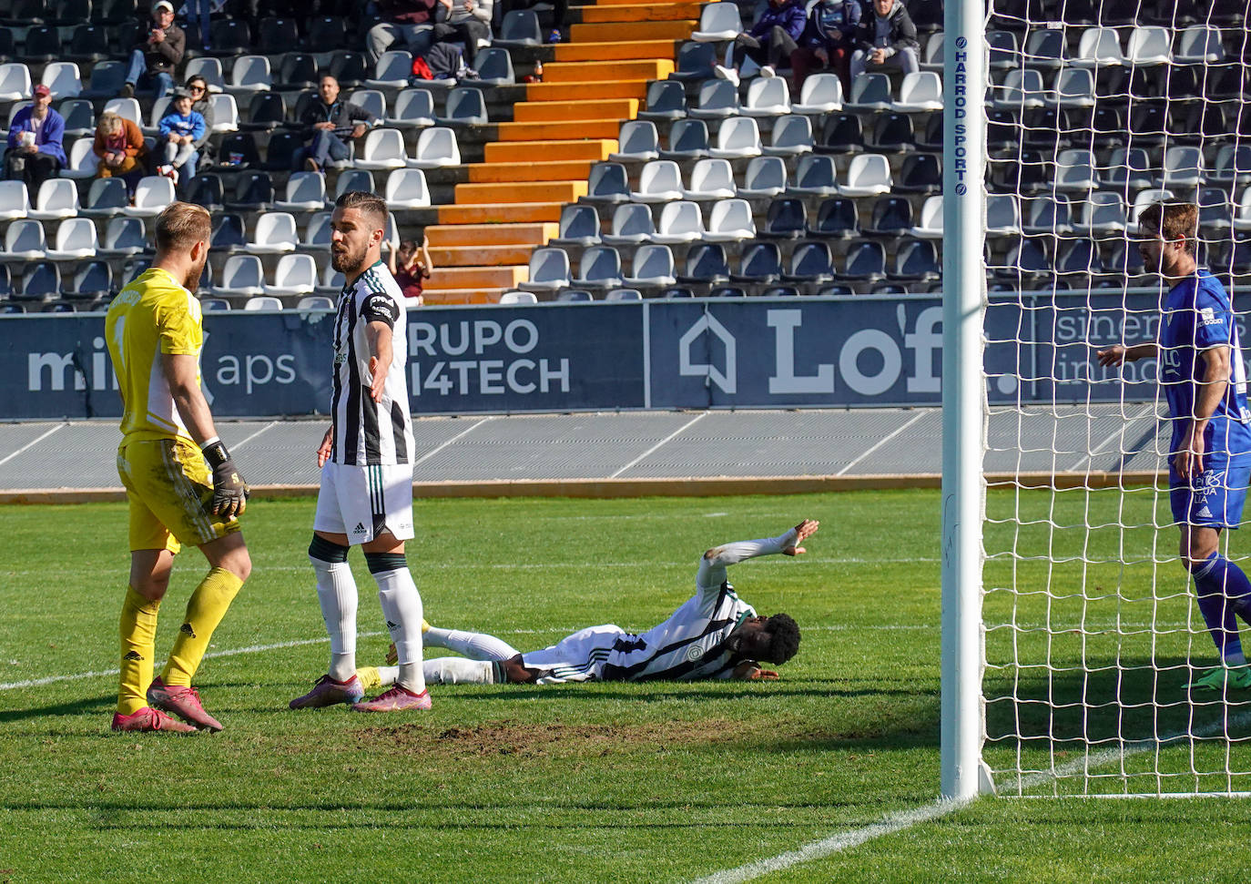 Fotos: Imágenes del partido entre el Badajoz y el Linares