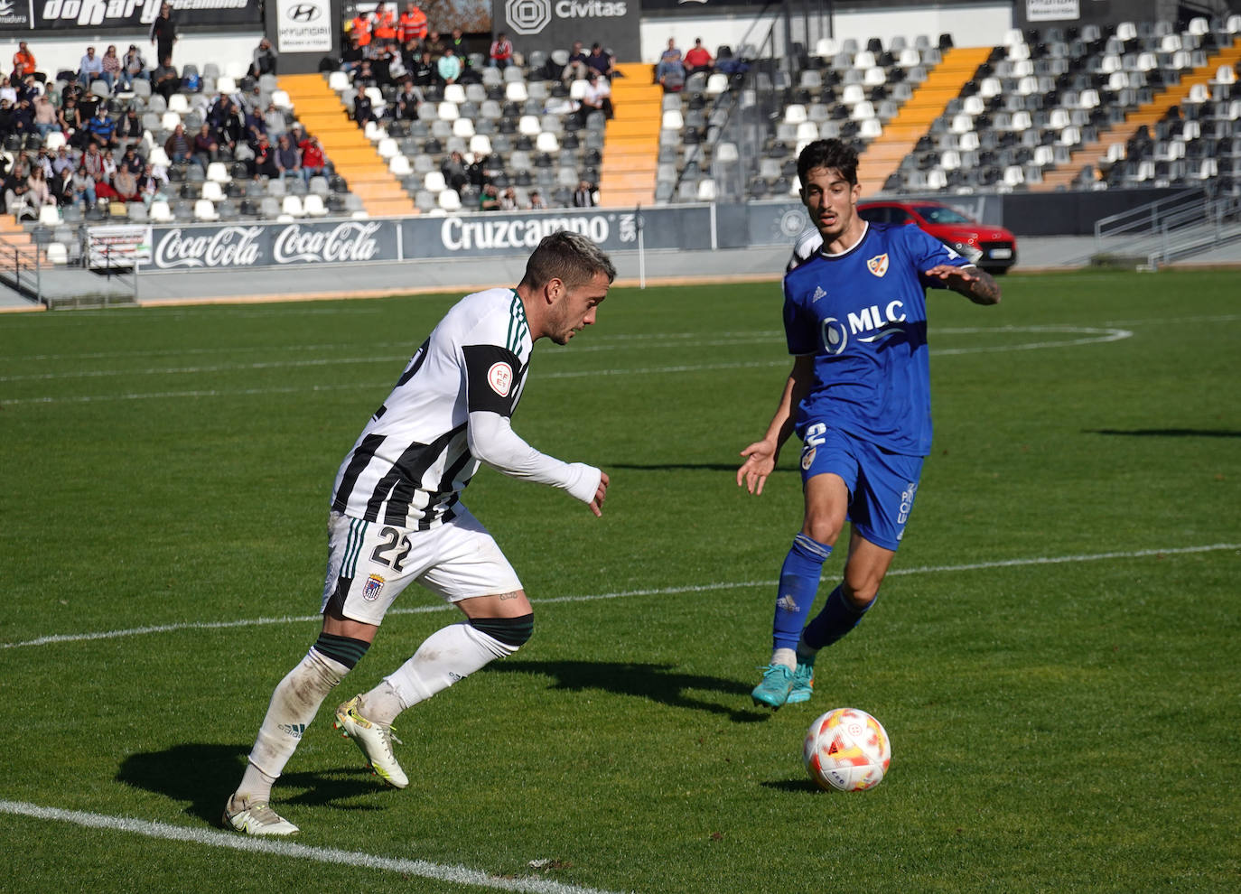 Fotos: Imágenes del partido entre el Badajoz y el Linares