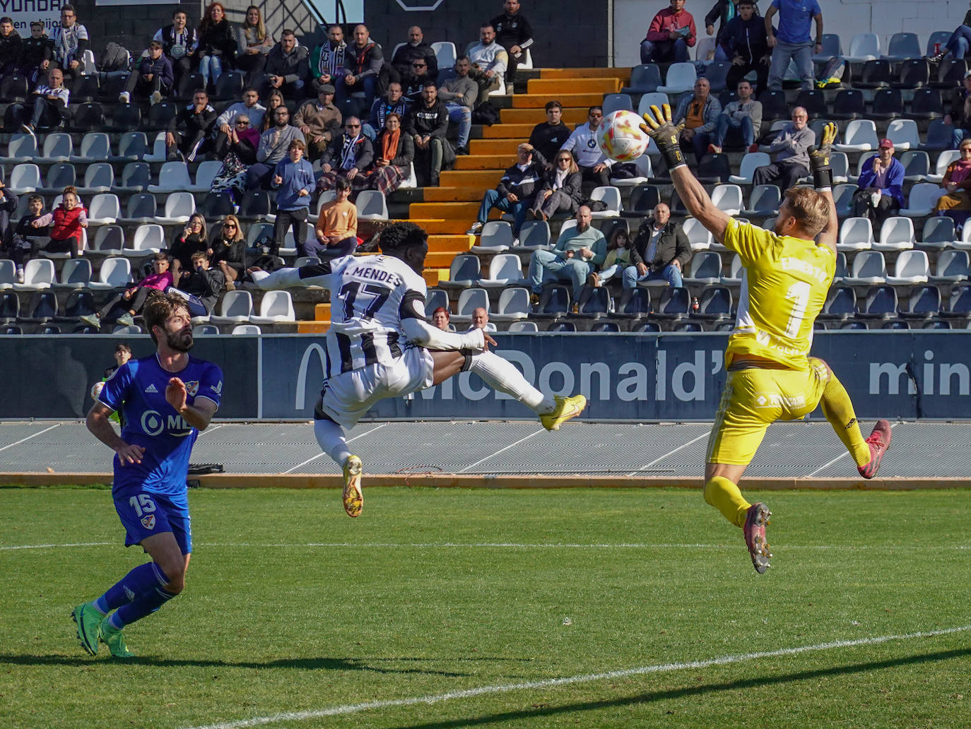 Fotos: Imágenes del partido entre el Badajoz y el Linares