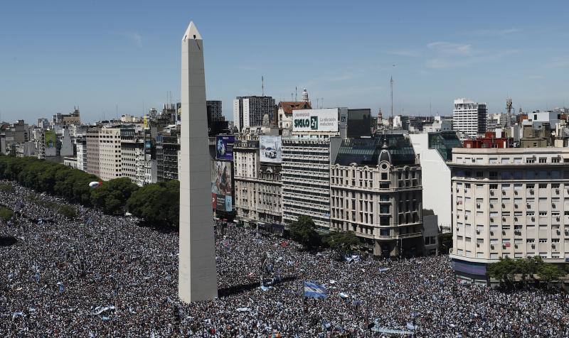 La Plaza del Obelisco, atestada de hinchas esperando a los campeones.