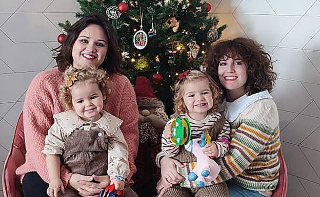 Isabel Prieto y Sandra Banda, que fueron agraciadas con el Gordo en 2018, junto a sus dos hijas, Vera y Cloe, en su nueva casa en Casar de Cáceres. 