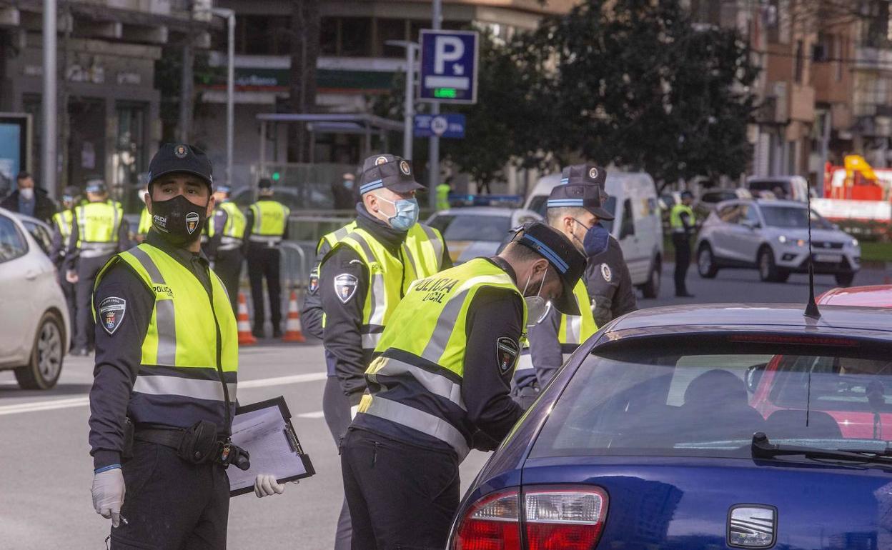 Agentes de la Policía Local durante un servicio en la capital cacereña. 