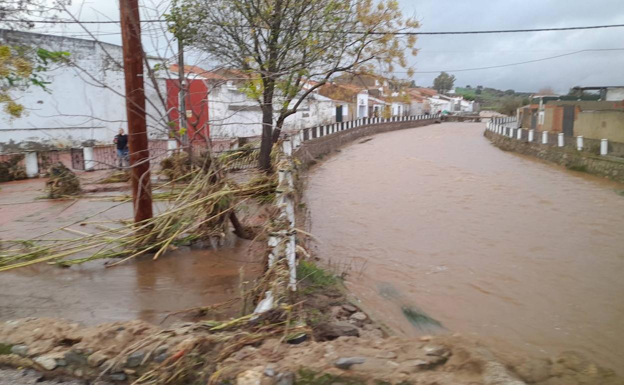 Arroyo que atraviesa La Roca de La Sierra el martes, día 13, por la tarde. 
