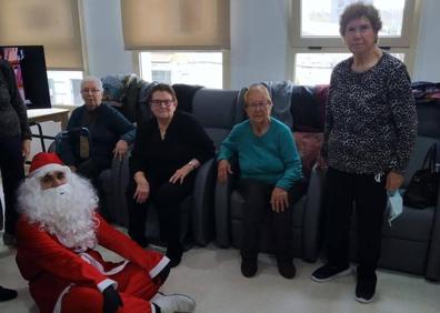Imagen secundaria 1 - Papá Noel con algunos de los mayores del Centro de Día y de la Residencia. 