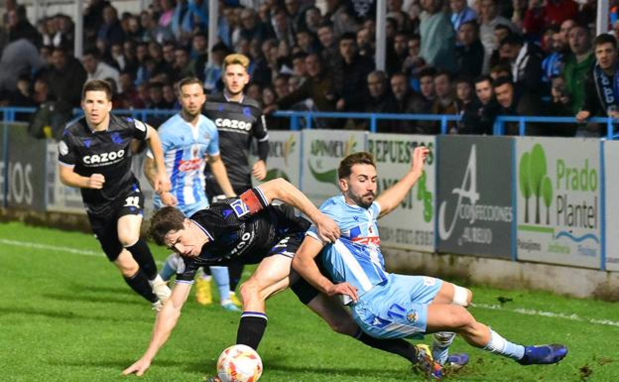 Momento del partido entre el Coria y la Real Sociedad.