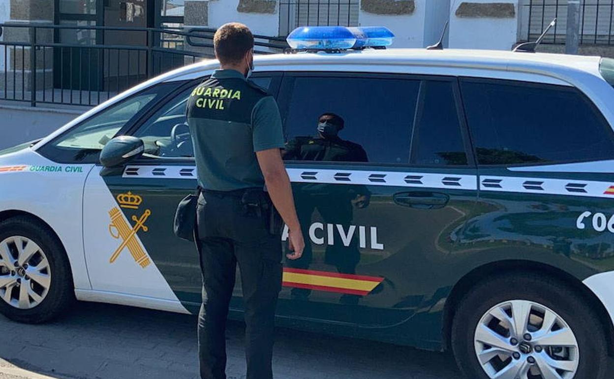 Imagen de archivo de un agente entrando en un coche de la Guardia Civil.