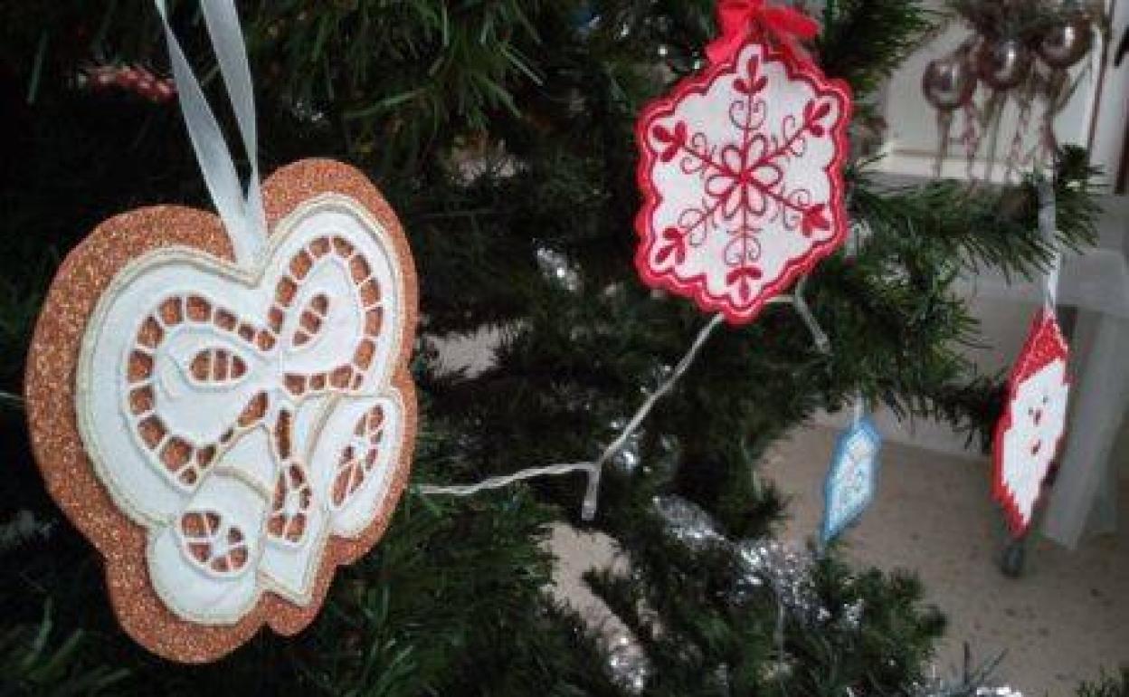 Adornos del árbol de la Casa de Cultura. 