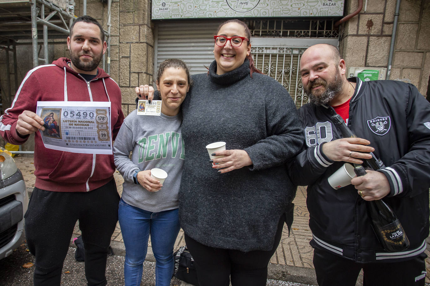 Las cacereñas posan sonrientes con su décimo premimado.