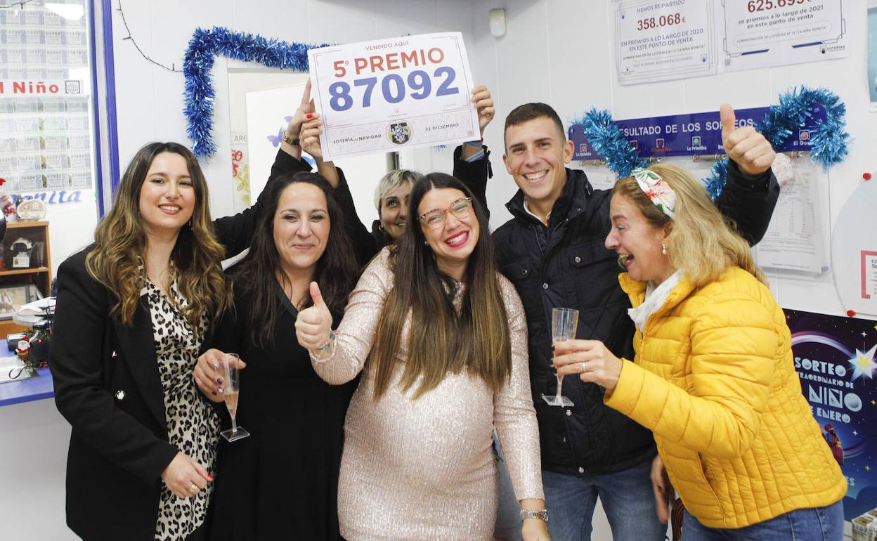 En el centro, Silvia Cerro, embarazada, celebrando el quinto premio que ha tocado en su administración de Cáceres.