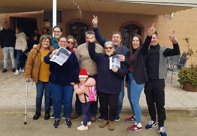 La familia de Valdencín agraciada con el segundo premio.